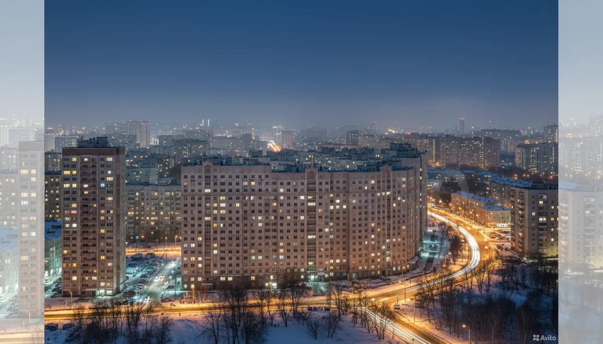 Ночной городской пейзаж Подмосковья, освещённые окна многоэтажных домов, зимний вечер